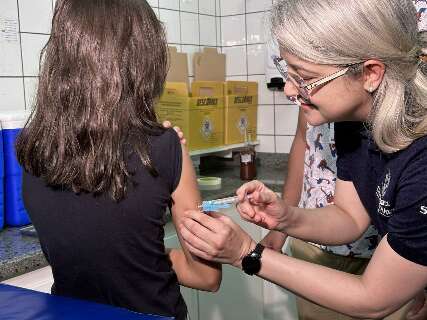 Primeira vacinada contra dengue, menina de 10 anos relata "sensação de proteção"