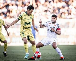 Disputa de bola na partida entre Santos e Mirassol (Foto:  Raul Baretta/ Santos FC)