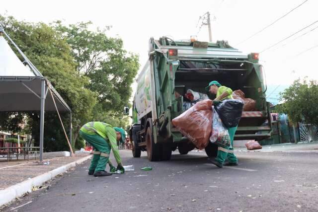 Com poucas lixeiras, res&iacute;duos s&atilde;o jogados nas cal&ccedil;adas e ruas durante bloco