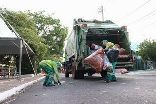 Trabalhadores da limpeza recolhendo o lixo nesta manhã na Esplanada Ferroviária (Foto: Osmar Daniel Veiga) 