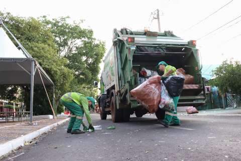 Com poucas lixeiras, resíduos são jogados nas calçadas e ruas durante bloco