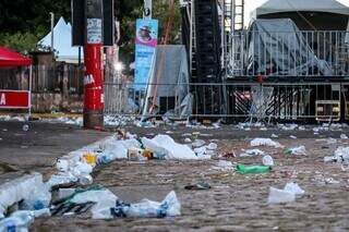 Lixo espalhado na Rua Doutor Temistocles, próximo do palco onde aconteceu os shows do bloco Capivara Blasé (Foto: Henrique Kawaminami)