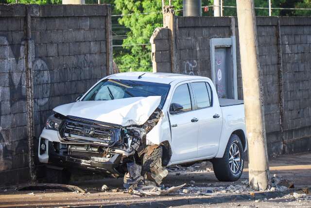 Motorista perde controle de Hilux e quebra muro de subesta&ccedil;&atilde;o de energia 