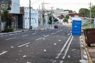 Copos plásticos jogados na Avenida Calógeras (Foto: Henrique Kawaminami)