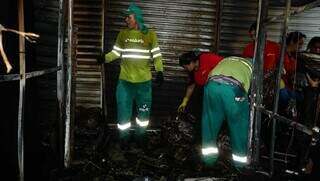 Funcionários da Solurb auxiliam a remoção do lixo após incêndio no Camelódromo (Alex Machado)