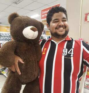 Rodrigo com sorriso no rosto, segurando urso de pelúcia (Foto: Arquivo pessoal)