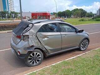 Carro foi deixado no local com airbags acionados e vidro traseiro destruído (Foto: Ana Beatriz Rodrigues)