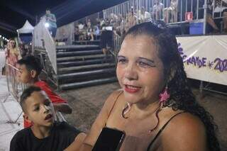 Mirian Alves Barbosa, 57 anos, garante que acompanha todos os desfiles (Foto: Paulo Francis)