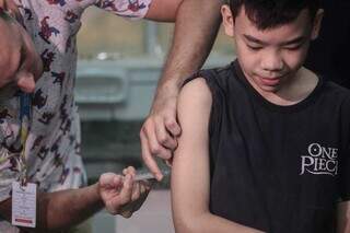 Vacinação contra a dengue em crianças de 10 a 11 anos, em Campo Grande (Foto: Marcos Maluf)