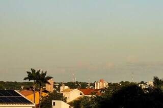 Céu de Campo Grande na manhã desta segunda-feira. (Foto: Henrique Kawaminami)