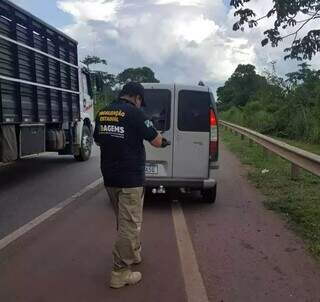 Fiscal da Agência Estadual de Regulação em abordagem em rodovia (Foto: Arquivo/Divulgação)