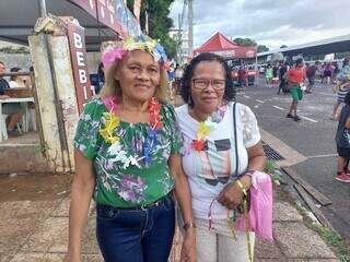 Sebastiana, de verde, e Celina, de camiseta branca, não perdem Carnaval. (Foto: Aletheya Alves)