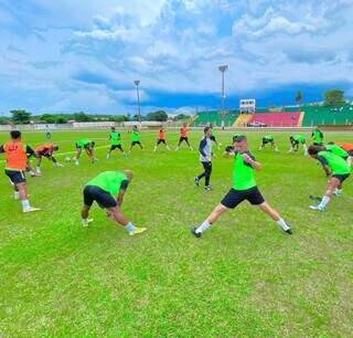 Jogadores do Operário treinando no Estádio Sotero Zárate, em Sidrolândia (Foto: Divulgação) 