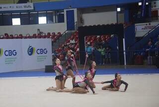 Atletas ginastas se apresentando no Campeonato Brasileiro no Guanandizão (Foto: Alex Machado)