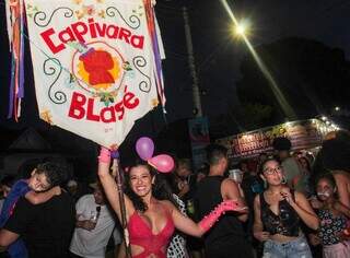 Foliões curtindo terceira noite de Carnaval, em Campo Grande. (Foto: Juliano Almeida)