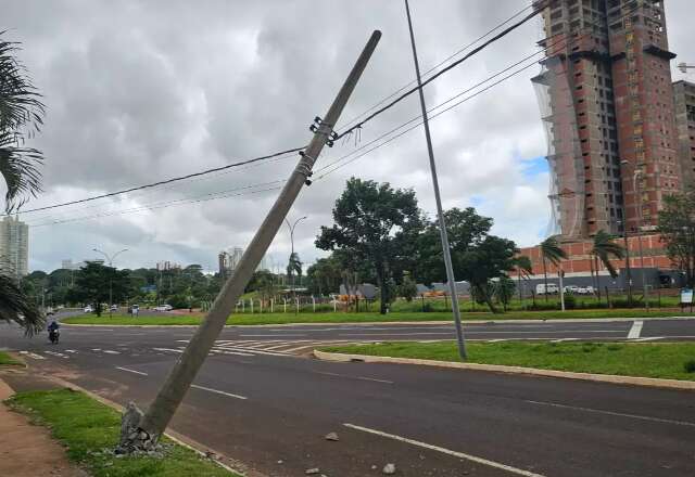 Carro desgovernado quase arranca poste de energia no Vivendas do Bosque