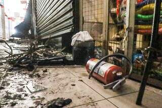 Extintor utilizado no combate às chamas dentro do Camelódromo (Foto: Henrique Kawaminami)
