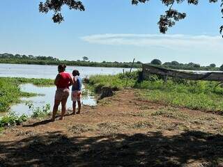 Marciliana (blusa azul) à beira do Rio Paraguai, na área doada para a comunidade (Foto: Marcos Maluf)