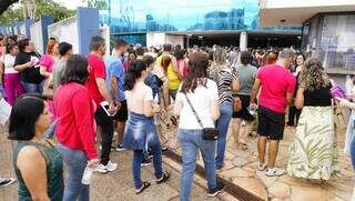 Candidatos entrando em local de prova, em Campo Grande (Foto: Alex Machado)