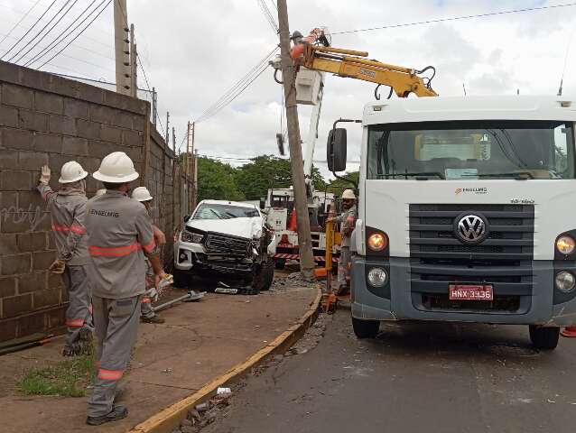 Ap&oacute;s Hilux colidir em subesta&ccedil;&atilde;o, Energisa faz troca de poste na Zahran 