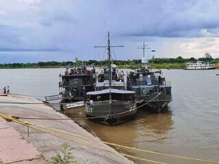 Navios da Marinha do Brasil que levam atendimentos aos ribeirinhos. (Foto: Divulgação/SES)