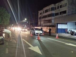 Veículos sendo abordados na Rua Brilhante, em Campo Grande (Foto: Divulgação/BPTran)