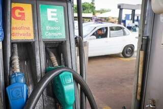 Bombas de gasolina e etanol, em posto de combustíveis de Campo Grande (Foto: Henrique Kawaminami)