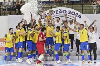 Jogadores do Brasil levantando a taça de campeão no futsal (Foto: Conmebol) 