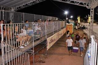 Expectadores esperam ver Pra&ccedil;a do Papa animada para &uacute;ltimo dia de desfiles 