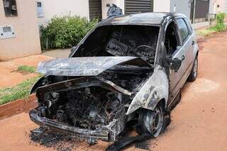 Ford Fiesta ficou completamente destruído após pegar fogo (Foto: Henrique Kawaminami)