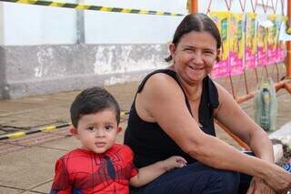 Rosinei levou o neto Arthur, de 1 ano e 4 meses, vestido de &#39;homem aranha&#39;. (Foto: Juliano Almeida)