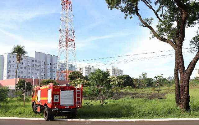 Lixo e fogo s&atilde;o problemas recorrentes em terreno perto do Parque do S&oacute;ter