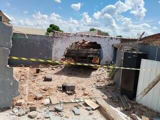 Veículo destruiu muro de residência em Coxim (Foto: Sidney de Assis)