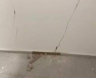 Rachadura na parede e azulejo quebrado (Foto: Direto das Ruas)