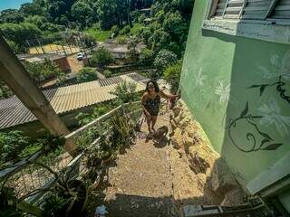 Angélica Ozório, na escadaria de casa, na comunidade urbana, em Corumbá (Foto: Marcos Maluf)