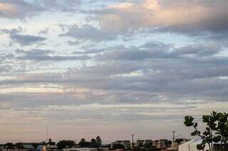 Tempo em Campo Grande em foto feita na manhã desta terça-feira. (Foto: Henrique Kawaminami)