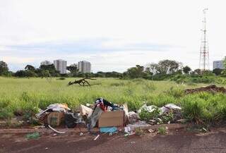 Caixas com roupas deixadas na calçada da Rua Paulo Tognini (Foto: Osmar Daniel Veiga)