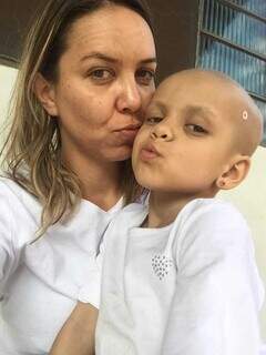 Danielle com a filha Geovanna na época do tratamento de quimioterapia. (Foto: Arquivo pessoal)