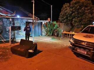 Polícia Militar em frente a casa onde suspeito foi assassinado (Foto: Site Nova News)