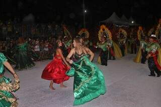 Passistas misturaram o samba a alguns passos da cultura cigana na ala das ciganas (Foto: Paulo Francis)