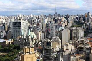 Vista do centro de São Paulo, a maior cidade da América Latina, um destino que faz a viagem valer a pena (Foto: Reprodução)