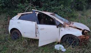 Carro ficou parcialmente danificado (Foto: Elenize Oliveira/Cenário MS)