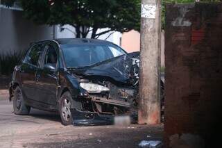 Carro com a frente destruída após colisão. (Foto: Marcos Maluf)