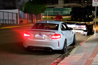 BMW M2 sendo retirada pelo motorista do guincho em frente ao colégio (Foto: Osmar Daniel Veiga)