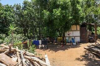 Barraco onde um casal vive, no Jardim Jerusalém (Foto: Henrique Kawaminami)