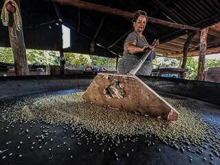 Dona Dete mostra como prepara a farinha de mandioca, uma das fontes de renda da comunidade (Foto: Marcos Maluf)