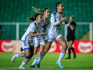 Jogadoras do Cruzeiro comemorando gol da classificação à final (Foto: Staff Images/Cruzeiro) 