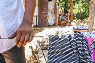 Ao fundo, barraco onde homem e esposa vivem (Foto: Henrique Kawaminami)