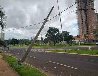 Com base praticamente destruída, poste ficou pendurado sobre fiação. (Foto/Direto das Ruas)