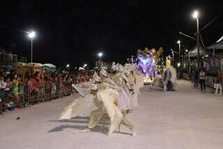 Deixa Falar abriu a segunda noite de desfiles em Campo Grande com o tema &#34;fé&#34; (Foto: Paulo Francis)